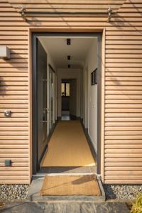 einen Flur eines Hauses mit offener Tür in der Unterkunft Deine Genuss-Auszeit in Asendorf