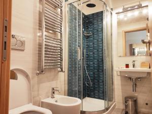 Luxury Suites - Stay Inn Rome Experience في روما: حمام مع دش ومرحاض ومغسلة