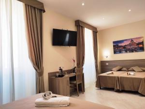 Luxury Suites - Stay Inn Rome Experience في روما: غرفة فندقية بسريرين ومكتب