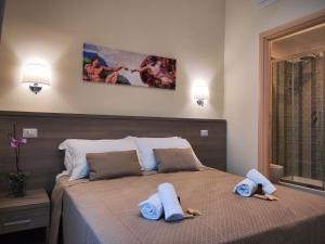 ローマにあるLuxury Suites - Stay Inn Rome Experienceのベッドルーム1室(タオル付)