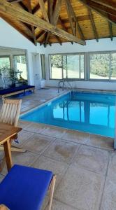 una piscina en una casa con techo de madera en Duplex Quinta Luna en San Carlos de Bariloche