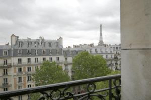 balcone con vista sulla torre Eiffel. di Spacious apartment with 3 bedrooms - Tour Eiffel a Parigi