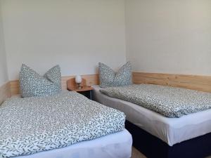 two beds sitting next to each other in a room at Ferienwohnung Füssel am Malerweg in Schöna