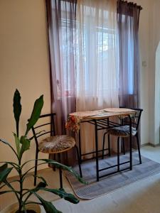 ベオグラードにあるApartman Majaの窓の前にテーブルと椅子2脚 +27枚の写真