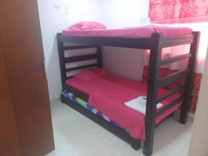 Bunk bed o mga bunk bed sa kuwarto sa Alojamiento turístico Paula Viktoria