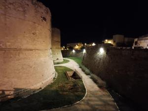 un castello di notte con una strada accanto di Casa vacanze otranto a Otranto