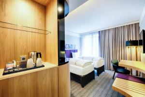 een hotelkamer met een bed en een bureau bij Premier Inn Heilbronn City Centre in Heilbronn