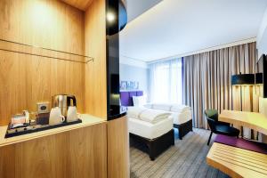ハイルブロンにあるPremier Inn Heilbronn City Centreのベッドと机があるホテルの部屋