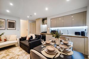 ein Wohnzimmer mit einem Esstisch und einer Küche in der Unterkunft Classy House in Maida Vale - Private Garden in London