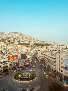 une vue aérienne sur une ville avec des bâtiments et une rue dans l'établissement Saleem Afandi Hotel, à Naplouse