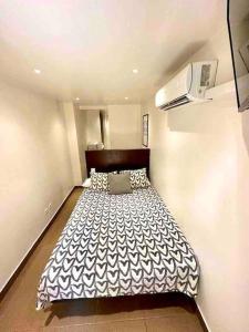 una camera con un letto nell'angolo di una stanza di T5 Apartment with terrace and sun next the metro T5 a Barcellona