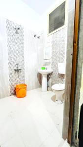 a bathroom with a toilet and a sink at Goroomgo New Sriyansh Puri in Puri