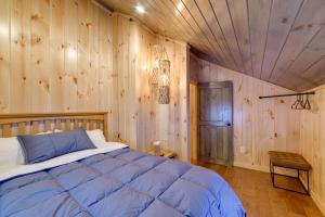 Tempat tidur dalam kamar di New York Catskills Cabin on Delaware River!