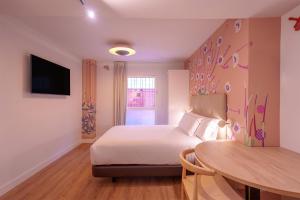 a hotel room with a bed and a table at Spirit Apartamentos Valladolid Centro in Valladolid