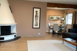 a living room with a couch and a tv and a table at Central family twinhouse in Stavanger