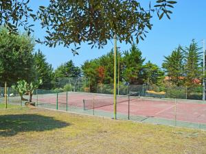 einen Tennisplatz mit zwei Tennisplätzen in der Unterkunft Villa Tullio in Capo dʼOrlando