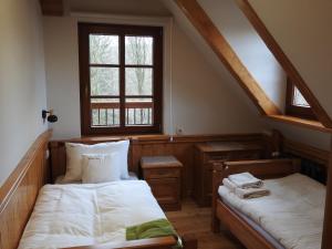 1 dormitorio con 2 camas y ventana en Willa pod Lipami Jagniątków en Jelenia Góra-Jagniątków