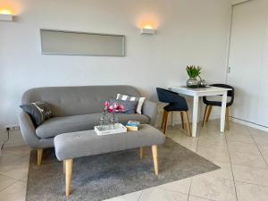 a living room with a couch and a table at Haus Kampbarg Suite 2-Meer-Blick in Kampen