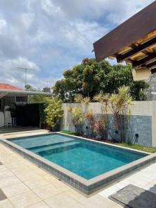 una piscina en medio de un patio en Melhores Flats - Linda casa pertinho do mar en Cabedelo