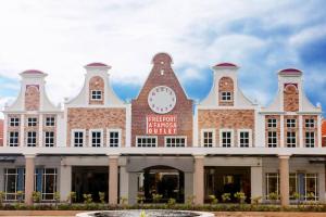un gran edificio con un reloj encima en Casa Savoy - A Famosa Resort Melaka, en Kampong Alor Gajah