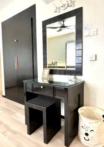 ein Bad mit einem schwarzen Waschtisch und einem Spiegel in der Unterkunft Casa Savoy - A Famosa Resort Melaka in Kampong Alor Gajah