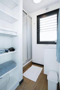 ein Bad mit einem WC und einem Fenster in der Unterkunft Hausboot Geiseltalsee - Floating House - WELL Hausboote - Family & Friends in Braunsbedra