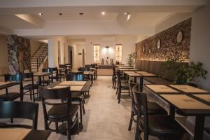 a row of tables and chairs in a restaurant at Hotel Libertad in Villa Carlos Paz