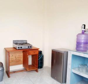 a kitchen with a stove and a refrigerator at Casa Playa Los Marinos in Puerto Baquerizo Moreno