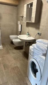 a bathroom with a washing machine and a sink at Appartamento vacanze Piazza in Fondo
