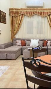 un soggiorno con divano e tavolo di Karnak Flats a Luxor