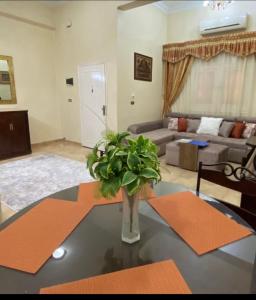 - un salon avec un vase sur une table dans l'établissement Karnak Flats, à Louxor