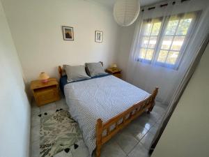 ラ・プレンヌ・デ・パルミストにあるLa Kaz Goyavierの小さなベッドルーム(ベッド1台、窓付)