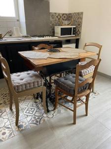 een keuken met een houten tafel en 2 stoelen bij Joli loft rénové in Payré