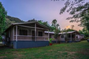 una casa con un gran patio delante de ella en Hacienda Rosabel, en Ponce