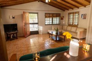sala de estar con sofá y mesa en Hacienda Rosabel, en Ponce