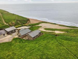 uma vista aérea de uma casa ao lado do oceano em Beautiful Seaside Holiday Home em West Bay
