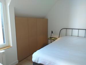 1 dormitorio con 1 cama y armario en Alizée, en Granville