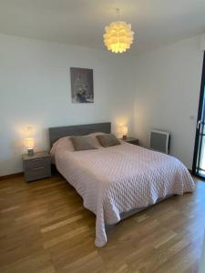 sypialnia z łóżkiem z 2 stolikami nocnymi i 2 lampami w obiekcie A Toretta, magnifique T2 4 pers avec vue mer panoramique w Ajaccio