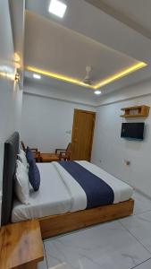 Postel nebo postele na pokoji v ubytování Hotel The Grand Jashi Residency