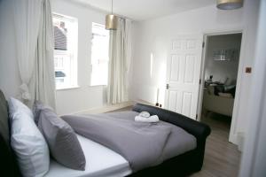 ein Schlafzimmer mit einem Bett mit zwei Handtüchern darauf in der Unterkunft Peace Home in Watford