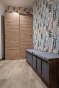 Zimmer mit einem Bett und einer Holzwand in der Unterkunft Gîte Belle Vue in Thannenkirch