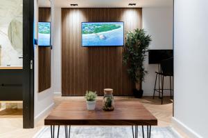 Μια τηλεόραση ή/και κέντρο ψυχαγωγίας στο Orel Apartments - דירות אוראל