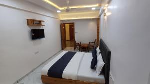 TV a/nebo společenská místnost v ubytování Hotel The Grand Jashi Residency