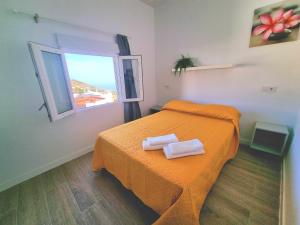 a bedroom with a bed with two towels on it at Vivienda El Viajero in Valverde