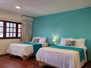 Postel nebo postele na pokoji v ubytování Calypso Beach Hotel