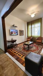 a living room with a couch and a table at Copacabana, confortável apto de 2 quartos, quadra da praia in Rio de Janeiro