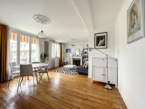 een woonkamer met een tafel en stoelen in een kamer bij Le Rayon de Soleil de Maison-Alfort in Maisons-Alfort