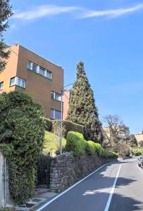una calle frente a un edificio con arbustos en Appartamento tra lago e cielo, en Como