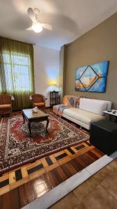 sala de estar con sofá y mesa de centro en Copacabana, confortável apto de 2 quartos, quadra da praia, en Río de Janeiro