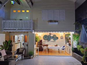 um pátio de uma casa com uma mesa e cadeiras em W home The Thai-style tranquil and cozy villa em Bangkok